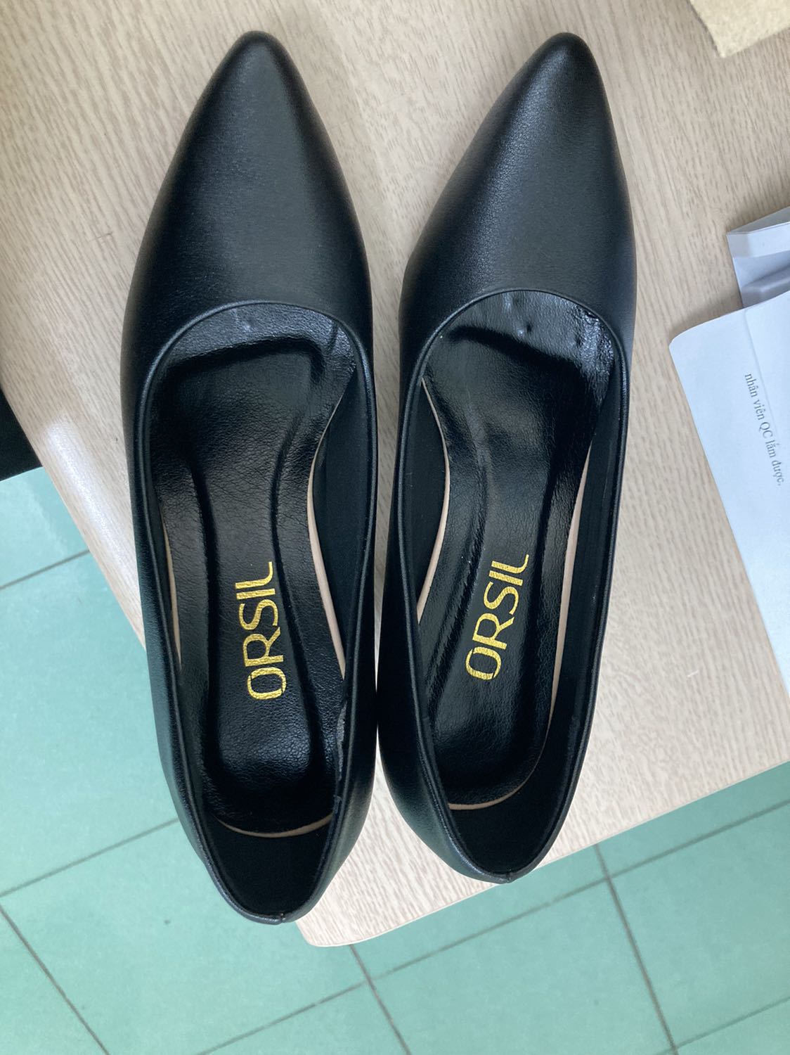 Giầy đi êm chân, tuy nhiên có lớp dán hơi bị bong xíu, nhưng với giá đó thì là lựa chọn ok để mua.