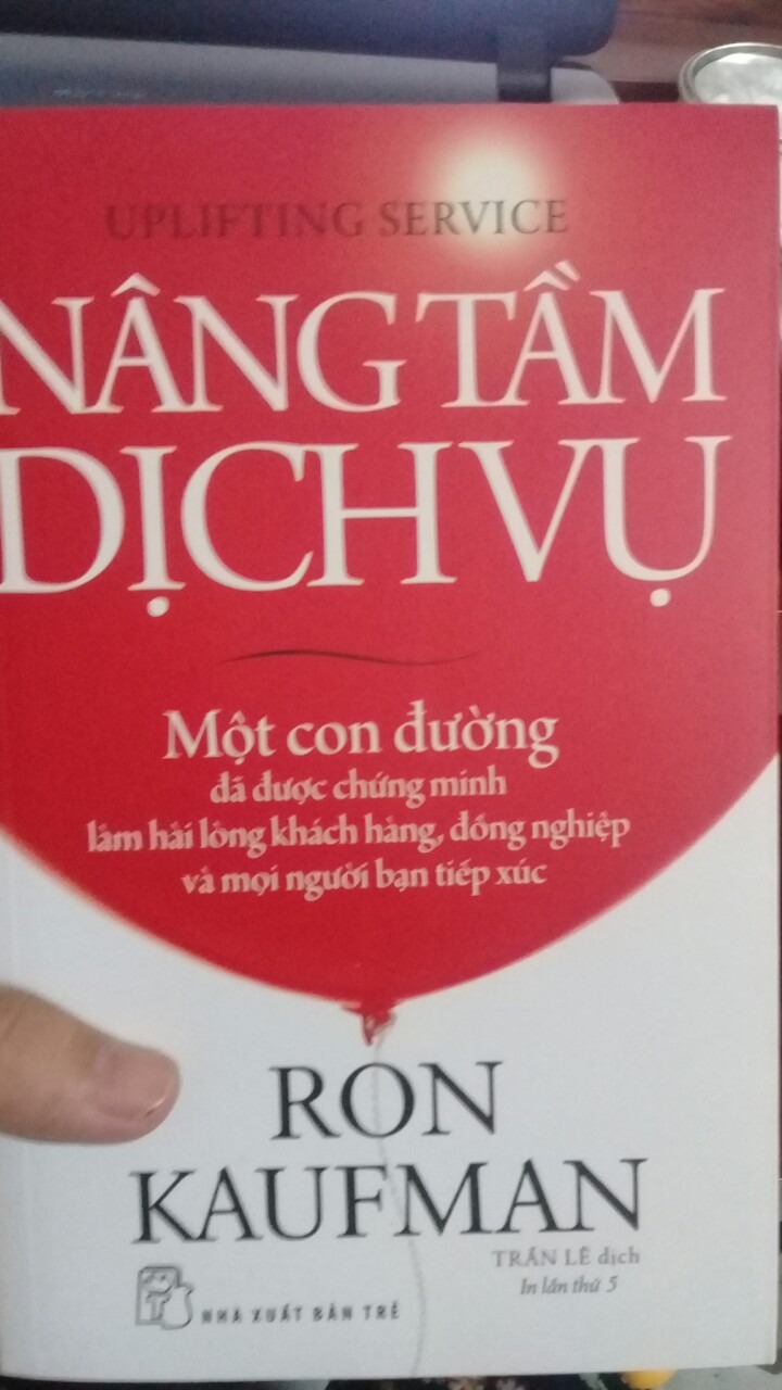 Sách nhẹ, chất giấy không đẹp lắm. Sách mình đã xem review nên mới mua. Giao hàng nhanh quá, mình mới đặt tối hôm qua, sáng sớm nay đã nhận được hàng. Hàng đóng đầy đủ chắc chắn. Mua sách tại tiki rất yên tâm.