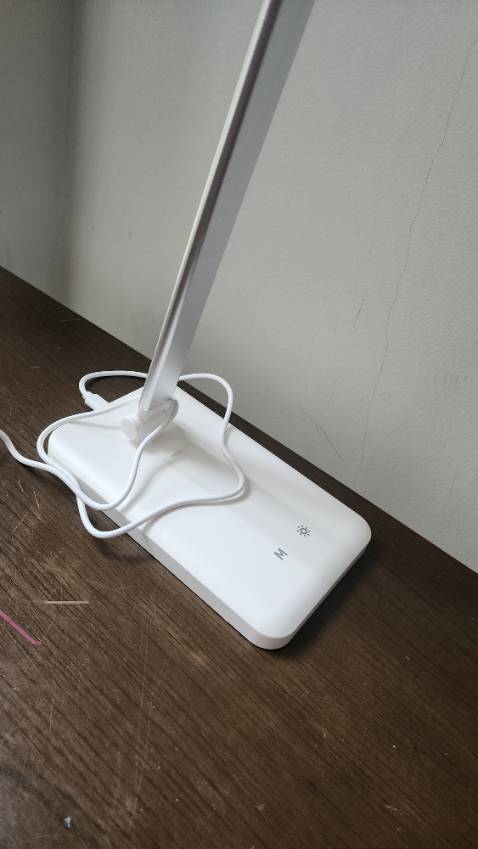 Phần điều chỉnh ánh sáng đèn không giống như mẫu đã quảng cáo. Giao không đúng mẫu.