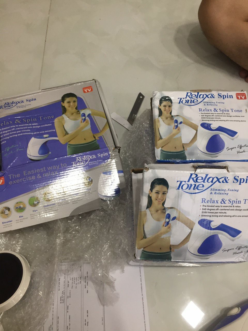 Mua 3 máy mà 2 máy ok còn 1 máy khác hẳn 2 cái còn lại, chất liệu hay độ quay, lực quay của nó cũng dỏm và yếu hơn rất nhiều. Khui chiếc máy đó ra thì bên trong hộp cũ xì mốc meo, còn nổi mốc lên 1 trong các mặt của bàn quay, chán cực kì, mua tặng cho mẹ mà chất lượng thế này đây.