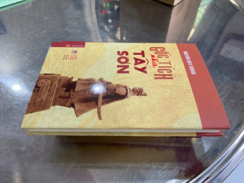 Sách đẹp mặc dù giá hơi đắt, nhưng cần khuyến khích nhà nghiên cứu lịch sử Nguyễn Duy Chính.