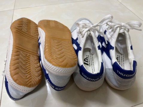 Giầy đi em chân, gọn nhẹ. Chất lượng chấp nhận được so với giá tiền. Đánh giá 5 sao.