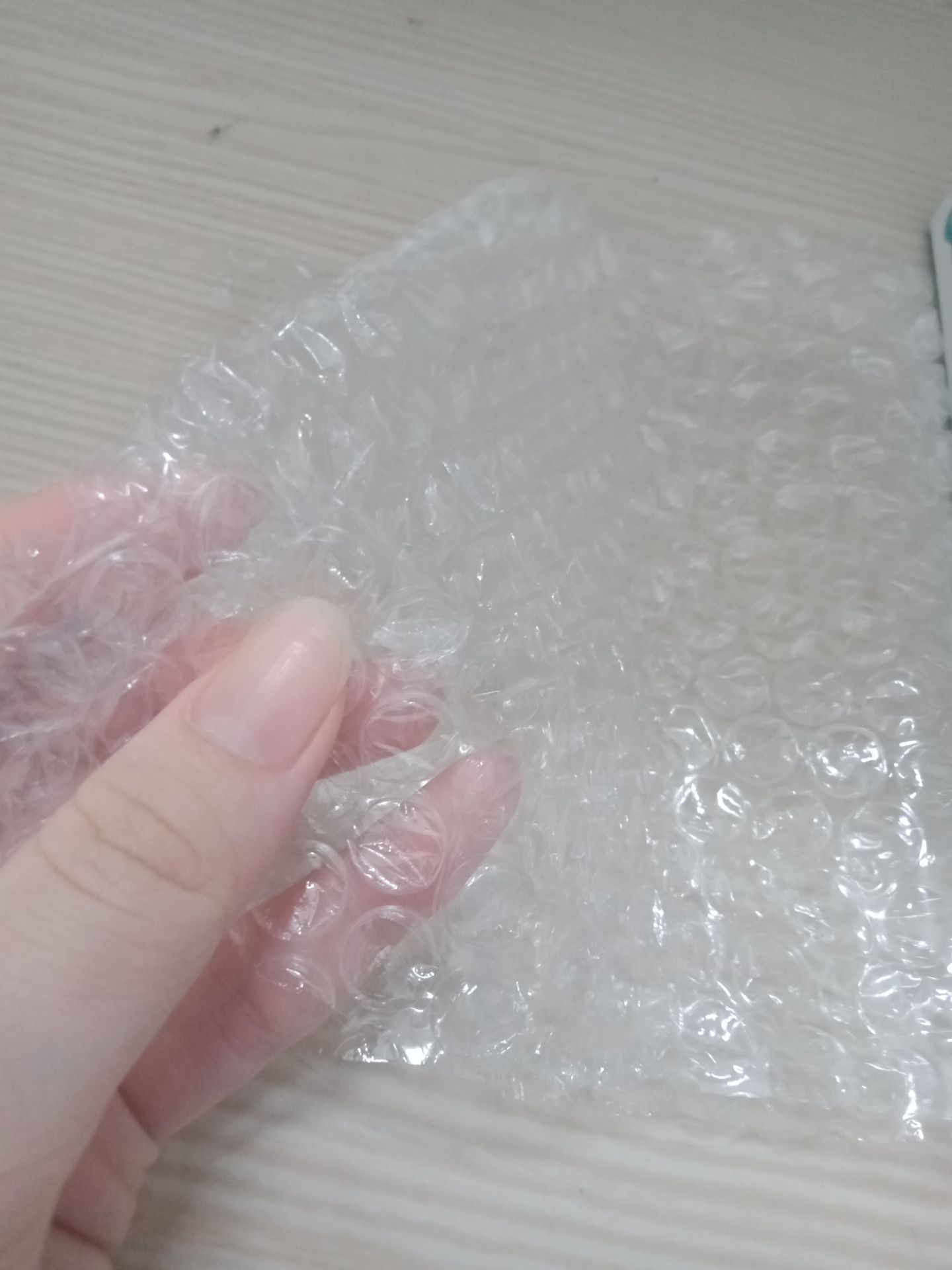 sách về cũng ổn. cao 17cm rộng 10cm dày 1cm. dù là lần đầu nhưng mình khá tin tưởng khi đặt tiki. nhưng yêu cầu lần sau tiki có gói sách thì làm ơn bao thêm cái bao bóng (hình ở cmt) chứ có cái mép sách nó bị sứt ra và mình ko muốn tình trạng đó 1 lần nữa nhé. ngoài ra sách trong còn bị nhăn bẩn mất chục trang tình trạng tệ vậy. mình muốn đổi trả ngay😠