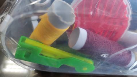 hộp kim chỉ có giá ba muoi bảy ngàn đồng 37.000 đ (đã bao gồm phí vận chuyển)