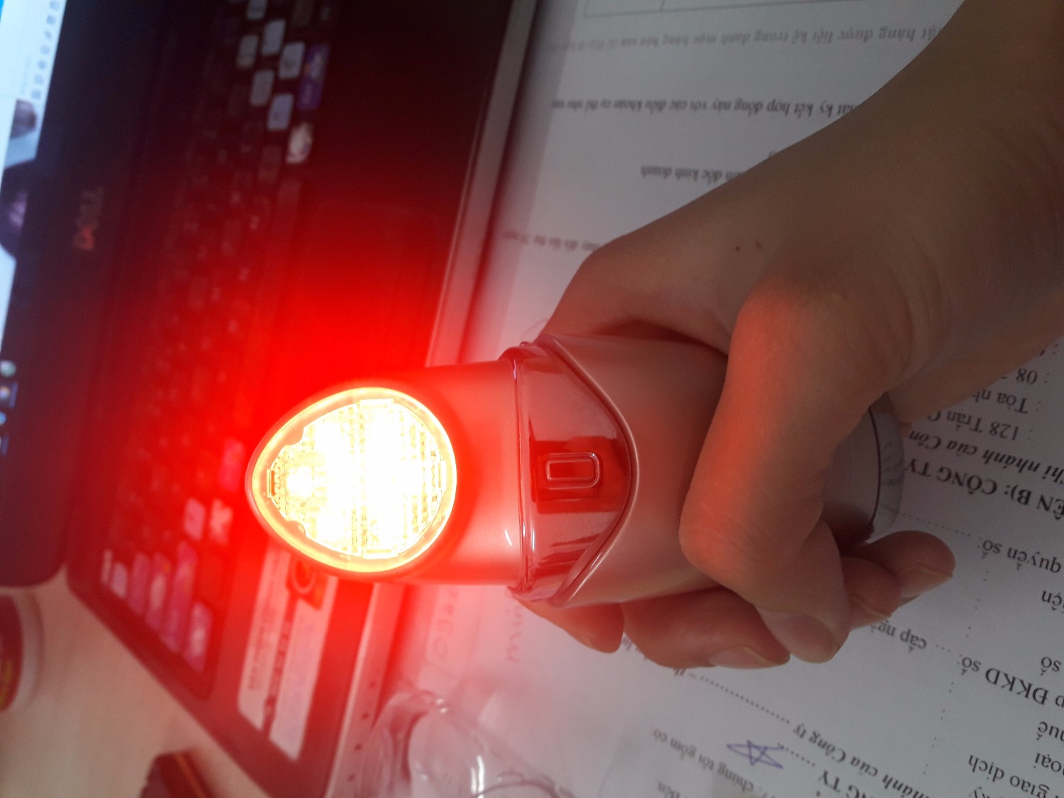 Tôi đã mua sản phẩm đợt giảm giá mừng sinh nhật Tiki vừa rồi. 
Sản phẩm đóng gói rất đẹp và chắc chắn, giao hàng nhanh. 
Hộp đựng sản phẩm Nhà sản xuất đóng gõi kĩ càng, và có bao nilon bọc từng chi tiết sản phẩm. 
Rất kĩ theo phong cách Nhật. 
Máy nhỏ vừa tay cầm, sử dụng cũng không khó, tôi đọc thật kĩ hướng dẫn sử dụng và làm theo thôi. 
Tuy nhiên, tôi nghĩ nếu bề mặt tiếp xúc với da mặt to hơn một chút thì hay hơn. 
Sử dụng kèm với các loại nước, lotion, tinh chất dưỡng da theo hướng dẫn của Nhà sản xuất. 
Cảm nhận thấy hiệu quả ngay lần sử dụng đầu tiên, da rất mướt và căng hơn. 
Không tốn quá nhiều thời gian, 10 phút cho mỗi lần sử dụng. 
Nói chung là rất thích sản phẩm này.