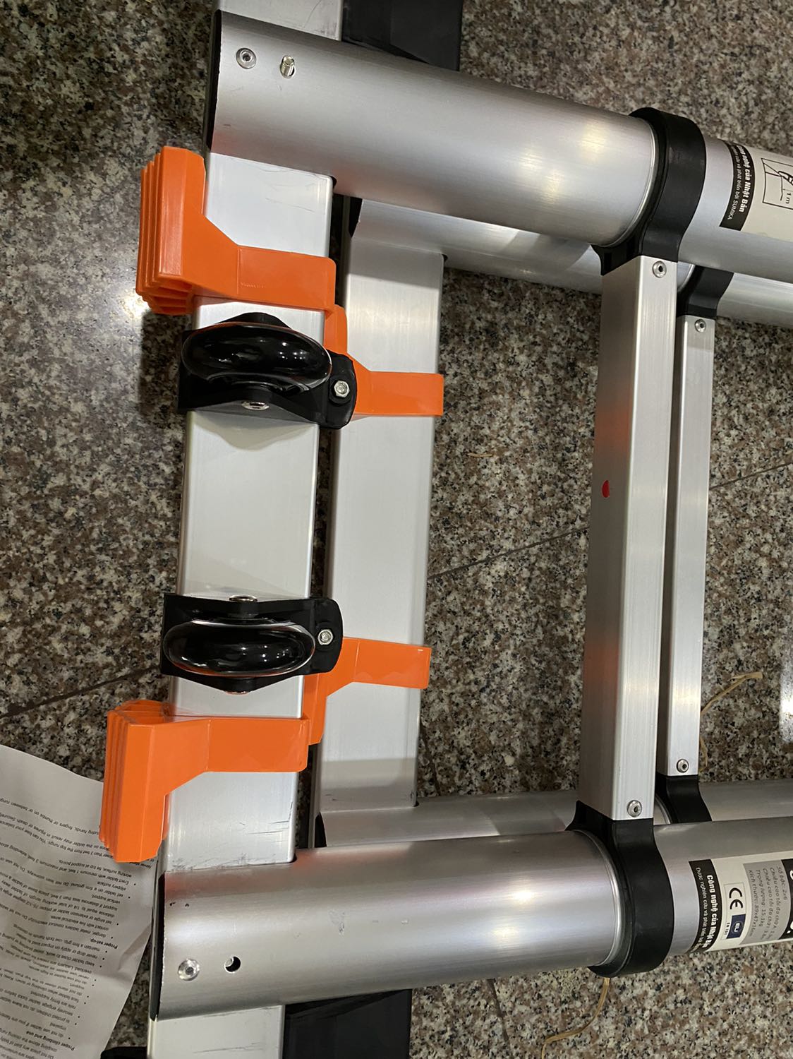 2 chỉ bắt ốc chân bị lệch

Thang đóng gói và nhìn rất chắc, nhưng mà 2 thanh gắn dưới chân đều bị lệch mỗi bên một con ốc, chừng mấy li. Mình không thể tự cố gắn vào được, nên Tiki có thể gọi hổ trợ dung mình được ko?