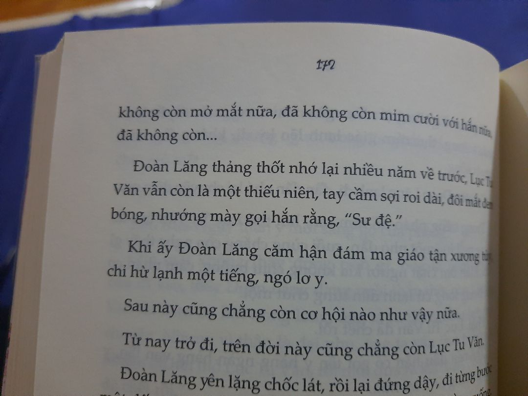 sách cầm rất chắc tay luôn. ai mà thích đọc ngược thì nên mua. mình chỉ thích sủng với lết HE nên lúc nghe ngược cũng không định mua. lưỡng lự nhiều lần lắm luôn. rồi quyết định mua về đọc vì nghe review thấy cũng ok. đọc lúc đầu trời ạ muốn đá cho não công sáng lên. rồi đọc khúc sau khi LTV sắp chết thì dại dột nghe với nhạc trung không lời nên khóc luôn. tình yêu 2 người đau lắm. cả 2 đều là những tên ngốc.