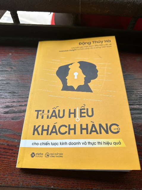 Sách chủ yếu nói về lý thuyết, ít các ví dụ thực tiễn và cũng chưa chỉ ra được nghiên cứu thị trường, khách hàng giúp gì cho doanh nghiệp. Cuốn sách giống tài liệu nhập môn Nghiên cứu thị trường hơn là giúp Thấu hiểu khách hàng. Giá bán quá đắt so với giá trị mang lại.