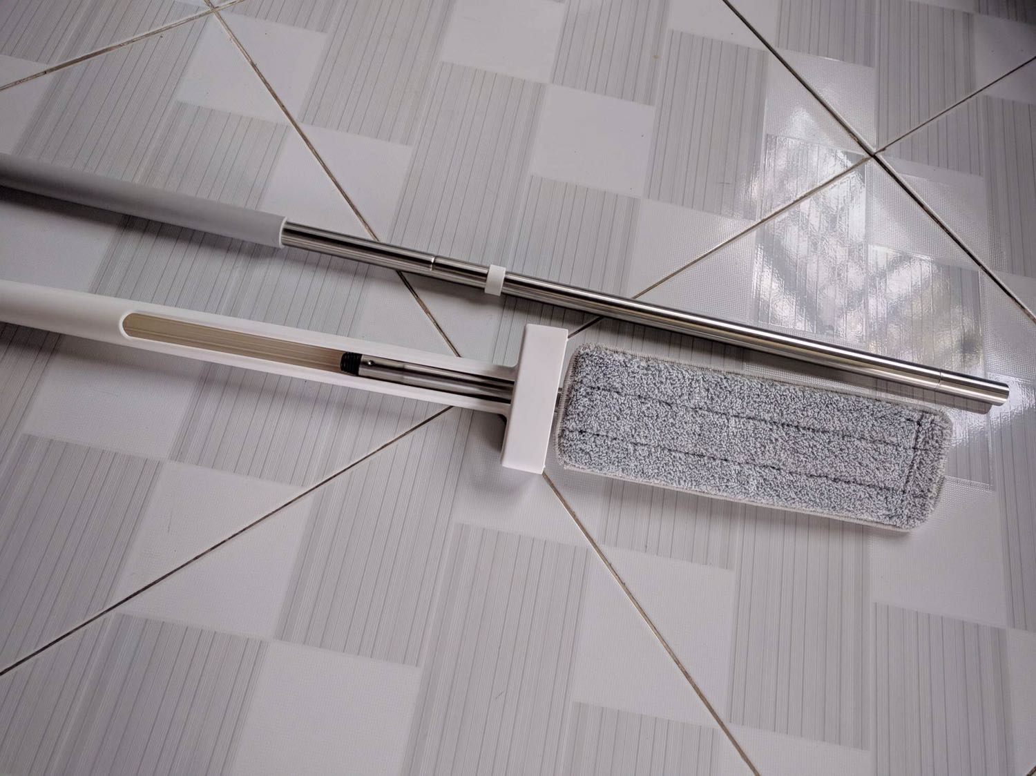 Giao hàng nhanh. Hàng y như miêu tả. Chắc chắn, cầm chắc tay. Còn được tặng kèm thêm một tấm giẻ lau dự phòng + hai tấm đi kèm cây lau nhà. Sẽ tiếp tục ủng hộ shop nếu có dịp.