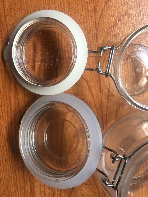Mình mới nhận hũ thủy tinh nắp cài kín hơi từ Fido từ shop GTHSHOP, loại 750ml và loại 500ml. Khi nhận hàng và so sánh với những hũ thủy tinh Fido mình mua từ các shop khác, thì có rất nhiều điểm khác nhau. Thứ nhất, trên nắp hũ Fido của GTHSHOP không có logo Fido in chìm trên nắp hũ, chất liệu thủy tinh đục không trong, nệm cao su dưới nắp là loại trong chứ không phải đục và trắng, cuối cùng, nắp cài không chặt. Mình nghĩ GTHSHOP bán đồ dởm.
Trong các hình mình đính kèm, hũ bên trái là hũ mình mua từ shop khác, bên phải là hũ của GTHSHOP.