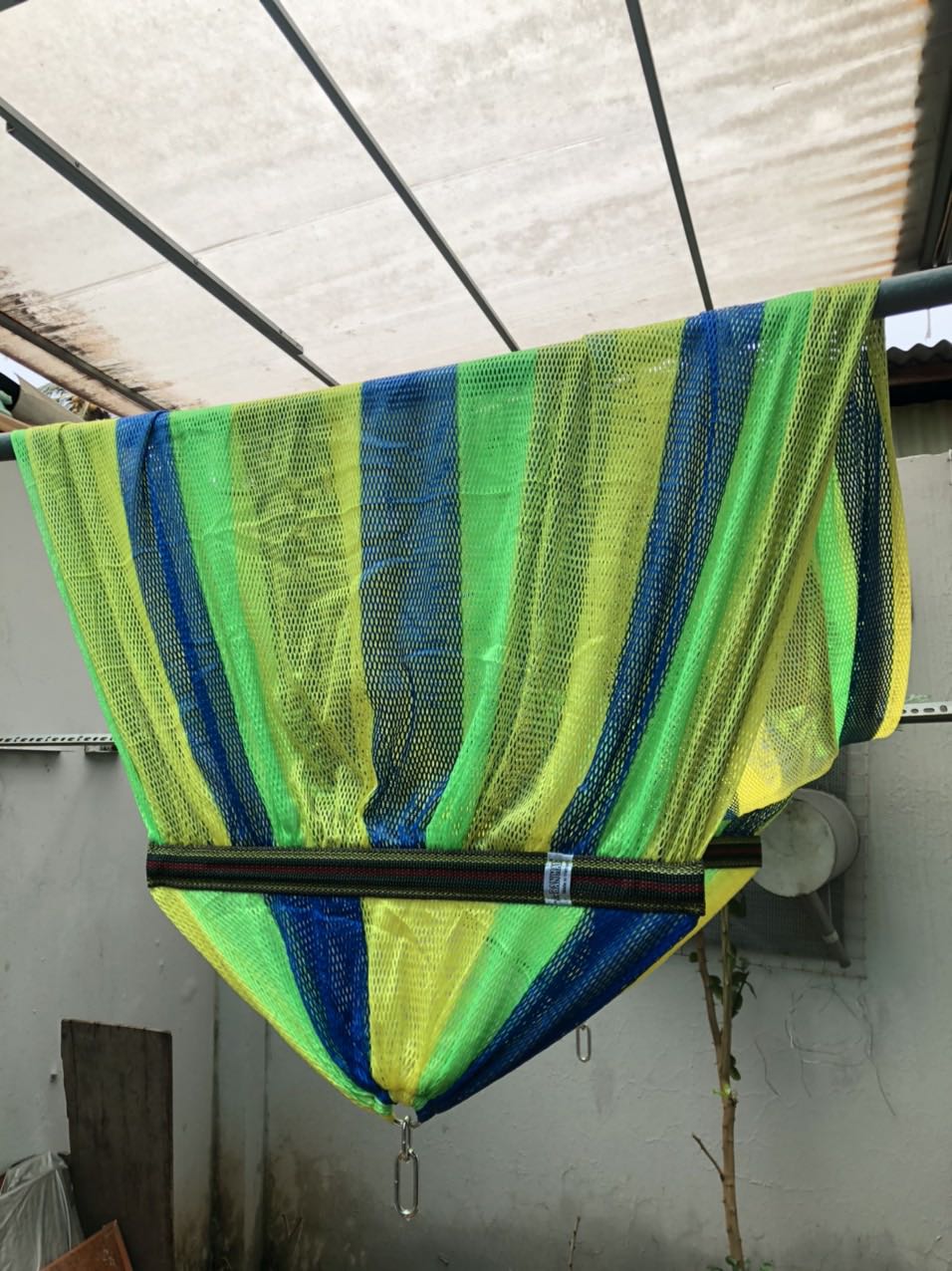 Khung sườn chắc chắn, võng thoáng mát, người lớn nằm thoải mái. Giá hợp lý.