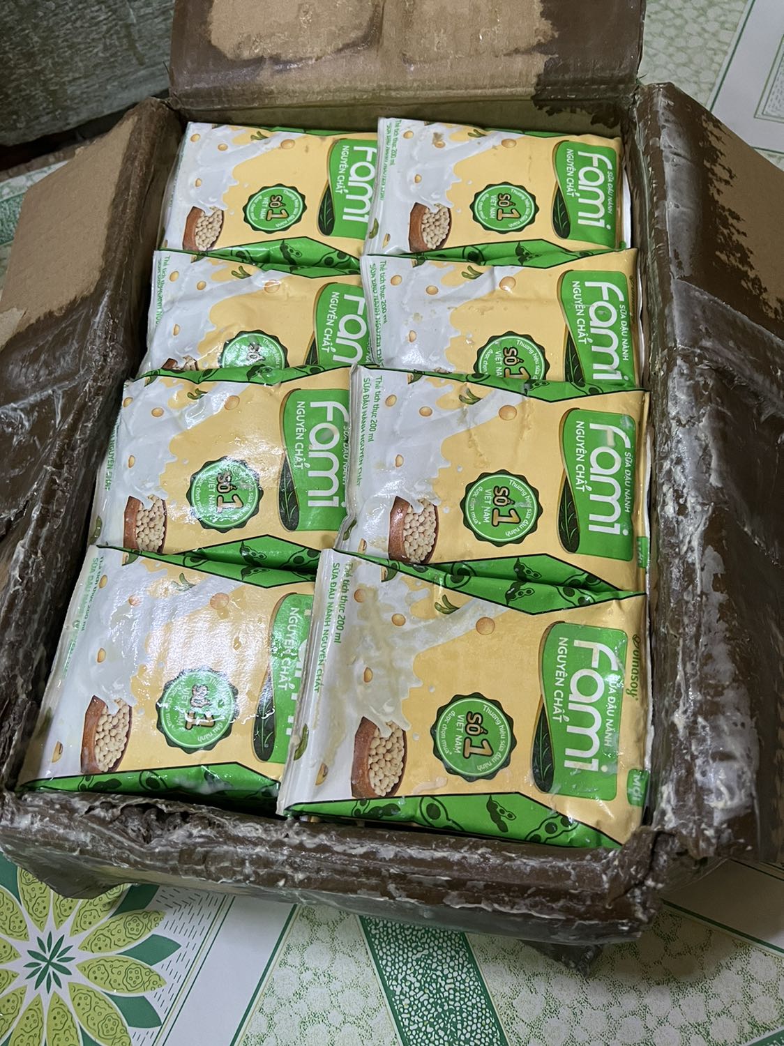 Bị vỡ mấy bịch bên trong, ẩm móc, bốc mùi, nhìn chẳng muốn chạm vào, lần đầu đặt hàng trên tiki mà giao hàng kiểu vậy không dám đặt lại lần sau.