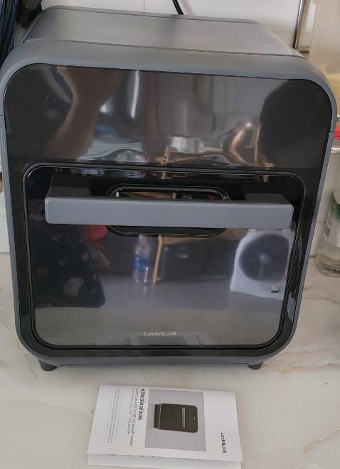 Đóng gói cẩn thận, giao hàng nhiệt tình. Sản phẩm màu sắc sang trọng, sạch sẽ, vỏ bên ngoài chắc chắn, dễ vệ sinh. Một điểm chưa hài lòng là bên trong  không có khay tròn cho mục đích đa dụng và chất liệu của khay đi kèm không có chống dính.