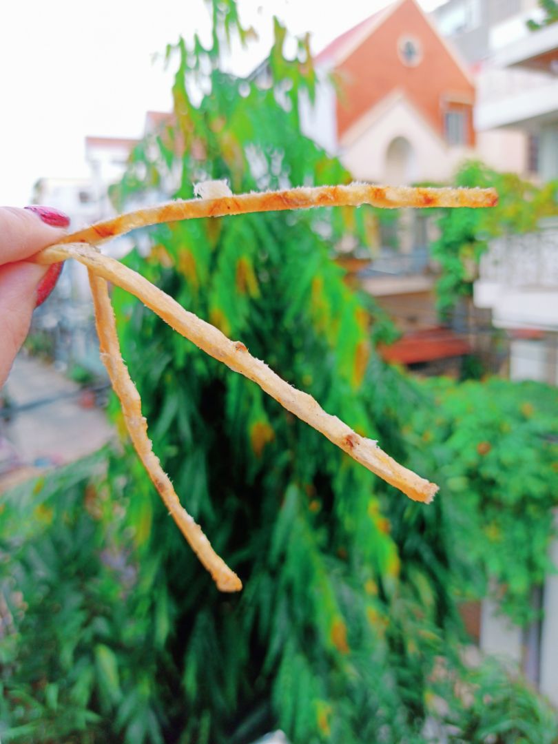 Khô cá rất mềm và ăn cực kỳ ngon, mình rất thích hương vị này. Chấm với tương ớt càng tuyệt hảo hơn nữa.