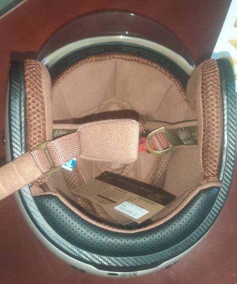 Nón đẹp, kính che giấu được, hạn chế bị trầy xước khi sử dụng