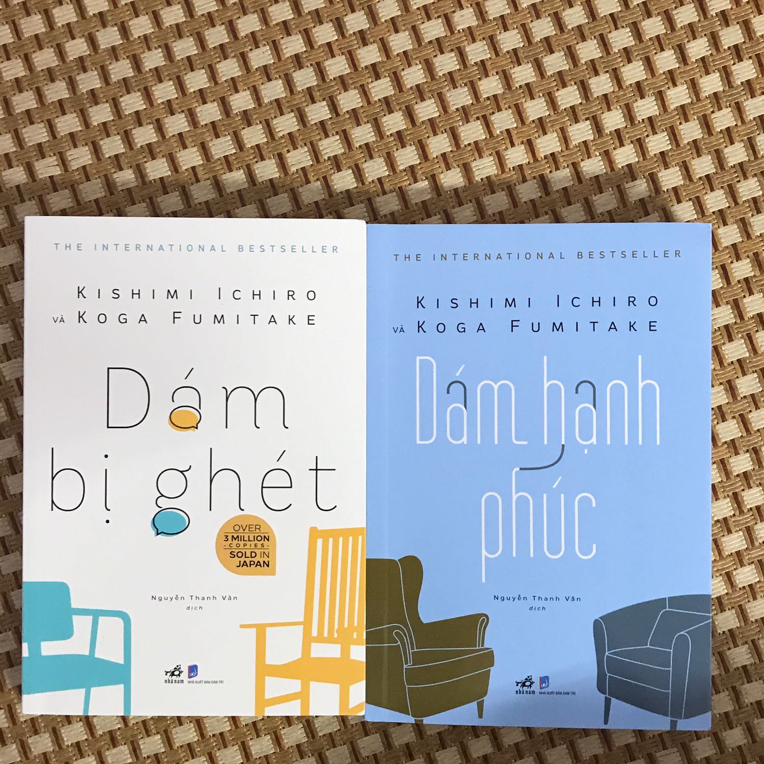 Ý nghĩa nhưng đọc phải thật chậm, tâm phải thật lặng, để ngẫm thì mới mong ngấm được. Hai cuốn này phải gối đầu giường lâu đây.
Hình thức đối đáp của hai nhân vật trong sách làm mình dễ bị mệt khi đọc. 
Cố gắng đọc hết sách dịch rồi qua bản Nhật gốc đọc vậy!