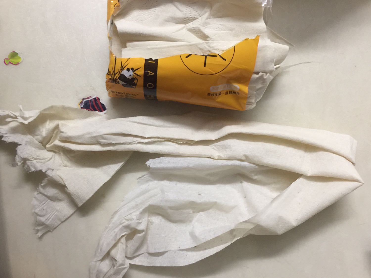 Hàng đểu, kém chất lượng mà giá tương đương hàng chất lượng cao.
   Vỏ bao bóng, không đồng nhất
   Giấy cắt chưa đứt hết, độ dày k đều
 Đề nghị tiki nên loại bỏ những gian hàng thế này để làm sạch môi trường kinh doanh của mình