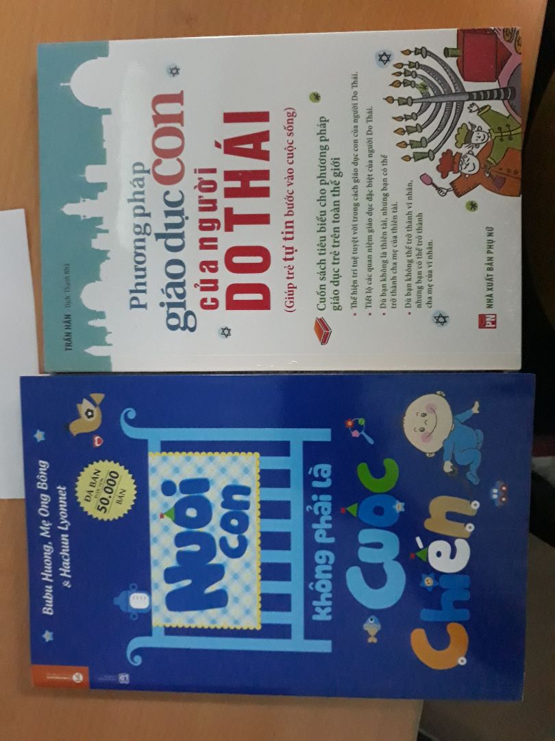 1. đặt hàng 19/3, hẹn 27/3 giao nhận mà trưa nay 23/3 đã nhận được. cho tiki 10 điểm giao hàng
2. sách mới, chất lượng giấy tốt, in đẹp rõ ràng.Đúng sách của NXB chứ k phải hàng nhái,( vì thời SV k có tiền toàn mua sách lậu nên biết chất lượng sách lậu và sách thật khác nhau ntn.)
3. NỘI DUNG SÁCH. mình mới đọc được mấy trang đầu tiên thôi nhưng thấy khá hay và có ích, cách viết rõ ràng dễ hiểu. 
Còn nhận xét tổng thể đợi khi nào đọc xong mới biết.
4. nhiều mẹ đã đọc qua sách này rồi và khuyên nên đọc. Có lẽ là có ích. các mom khác cứ yên tâm mua sach.