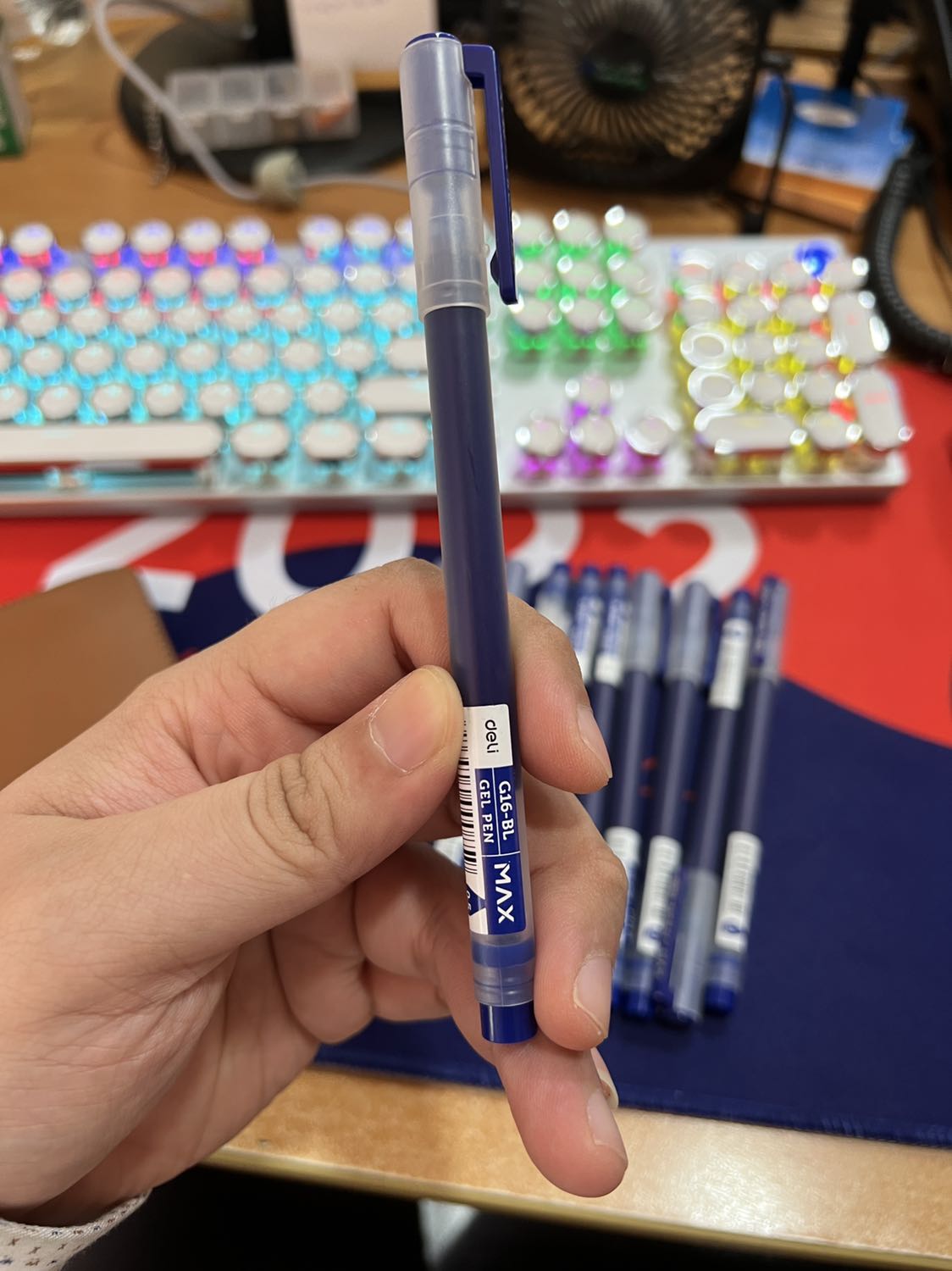 Bút đẹp, mực ra đều, chất lượng thì dùng thêm một thời gian mới biết được Bút đẹp, mực ra đều, chất lượng thì dùng thêm một thời gian mới biết được