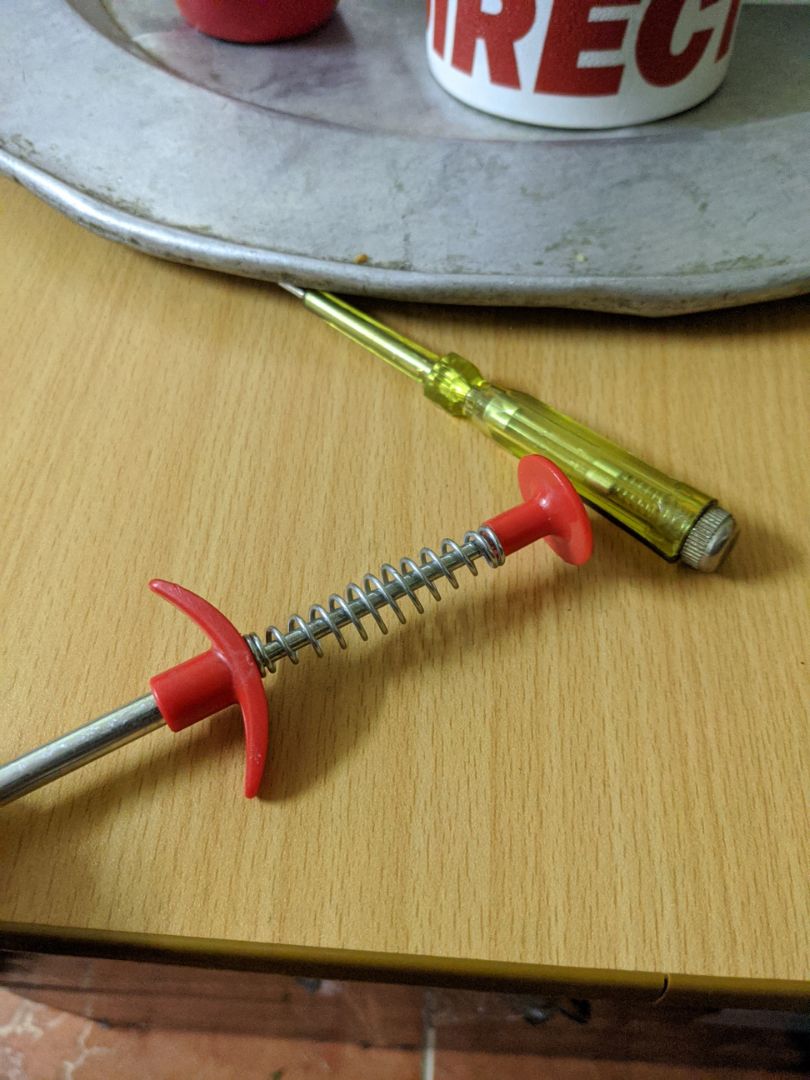 Bóp lò xo căng quá trời luôn mà đầu gắp rác ko lòi ra.