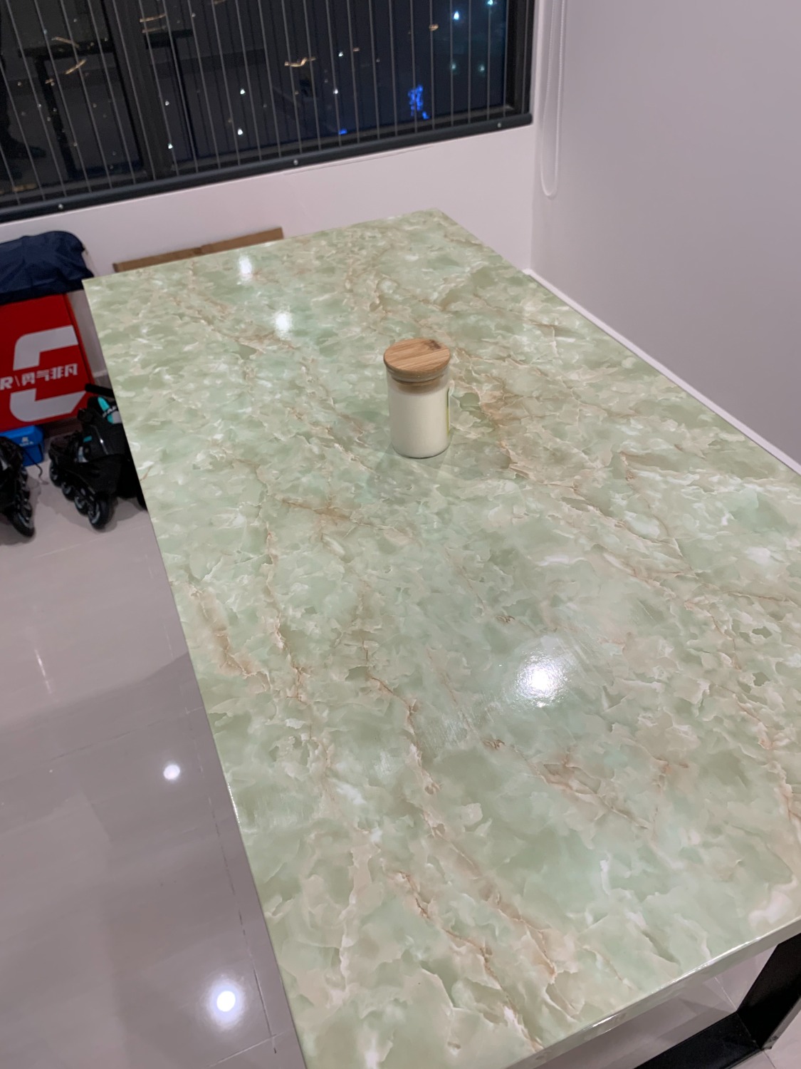 Giao hàng đúng hẹn, bọc rất cứng cáp và cẩn thận.
Decal bóng nhìn giống đá thật. Nói chung là rất ưng ý.