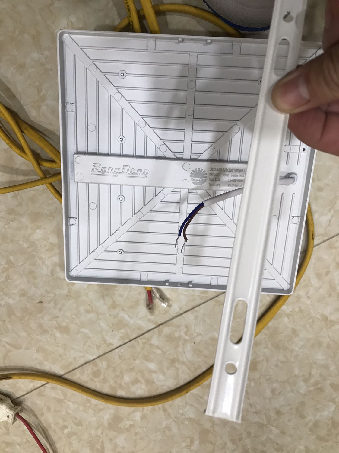 Sản phẩm giao nhanh, nhưng đóng gói sản phẩm thiếu linh kiện, trong sản phẩm không hề có ốc vít để treo đèn lên trần mà chỉ có duy nhất 1 thanh treo ngang. Giờ tôi không biết làm như nào để treo được đèn lên trần nữa.