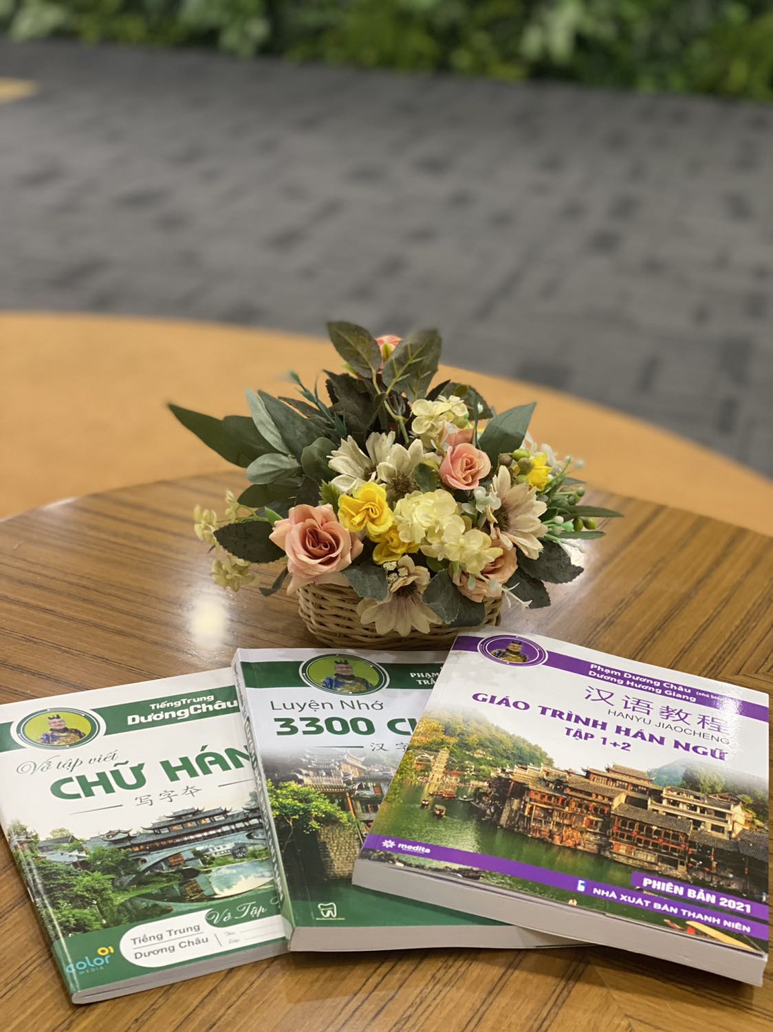 Vận chuyển nhanh
Sách in đẹp, vở in rõ
Mình chưa học nên chưa biết nội dung có phù hợp không, nhưng nhìn qua chương trình thấy chi tiết và rõ ràng. Nhưng khá ưng ý. Hi vọng sẽ học được tiếng Trung Vận chuyển nhanh
Sách in đẹp, vở in rõ
Mình chưa học nên chưa biết nội dung có phù hợp không, nhưng nhìn qua chương trình thấy chi tiết và rõ ràng. Nhưng khá ưng ý. Hi vọng sẽ học được tiếng Trung