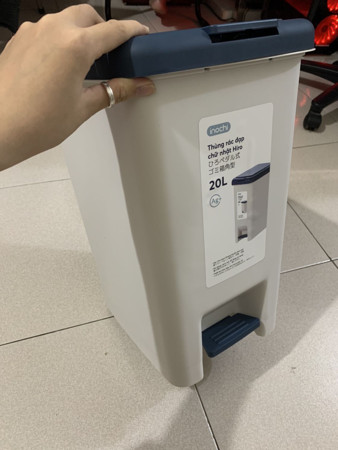 Sản phẩm tốt, rất to đẹp, thiết kế đơn giản mà sang, thùng chỉ có kẹp để kẹp túi đựng rác chứ không có thùng nhỏ bên trong. Nhựa rất mịn, không có mùi độc hại. Mình rất ưng ý