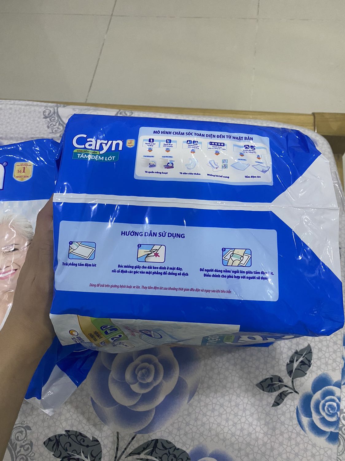 Shop gói hàng chỉ bọc miếng màng mỏng bên ngoài, mở ra kiểm tra thì sản phẩm bên trong ko bị rách nhưng như vậy cũng ko cẩn thận lắm, mong shop cân nhắc lại. Mình canh sale mua đc giá tốt cho 02 gói 20 miếng, hi vọng chất lượng ổn. Giao hàng hơi lâu nhưng thông cảm vì mùa dịch căng thẳng.