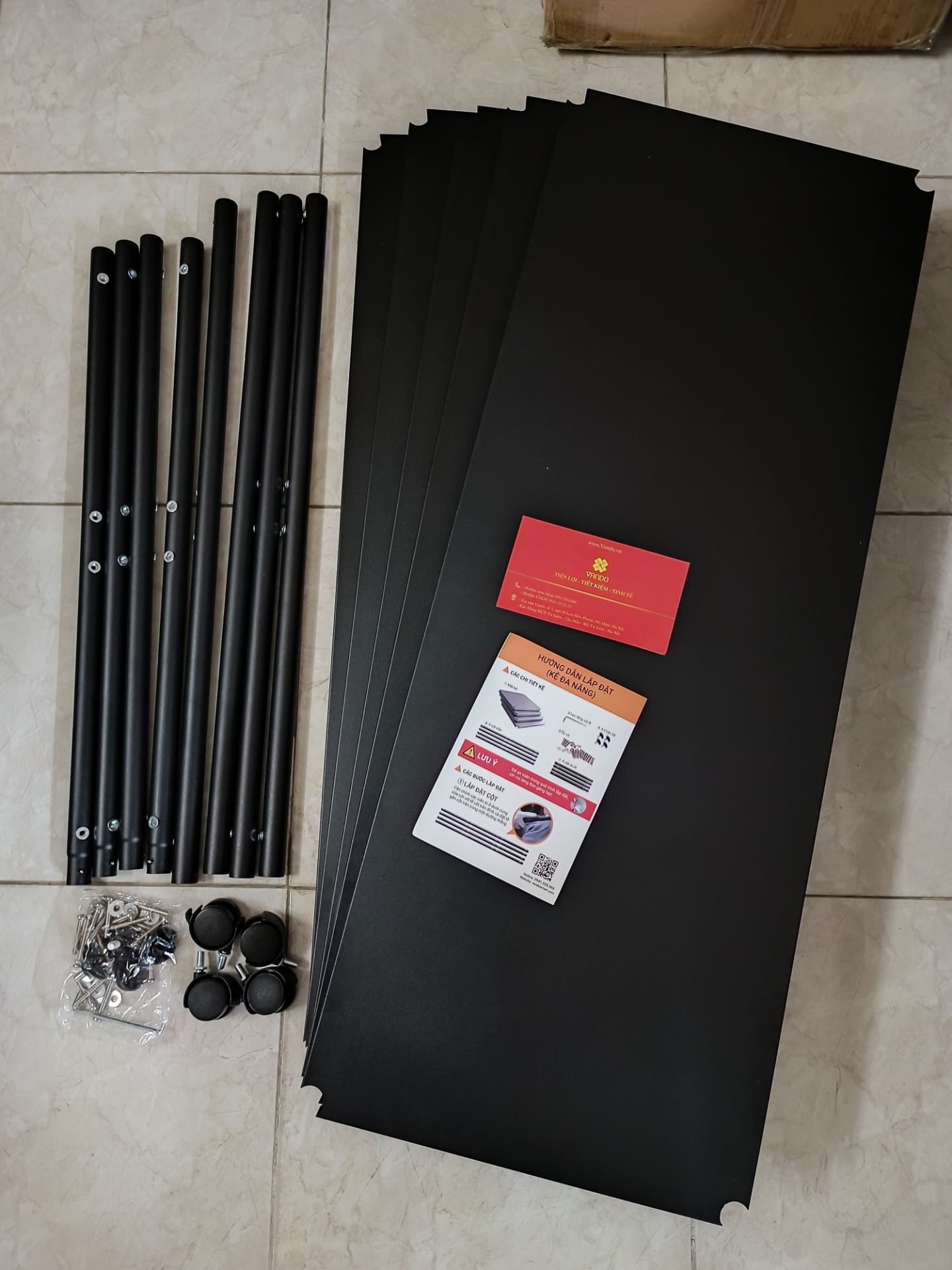 mình mua lúc flash sale giá 1519k, ốp các mã khuyến mãi vào thì giá thanh toán cuối cùng là 1397k, nói chung là khá ổn cho 1 cái kệ 5 tầng của Vando. Giao hàng nhanh, kệ hoàn hảo ko có lỗi móp méo hoặc tróc sơn này nọ, ốc vít đầy đủ và gia công tỉ mỉ, nói chung là mọi thứ về mặt kỹ thuật đều OK. kệ lắp lên khá chắc chắn và hài hòa trong không gian bếp. kệ có kèm theo 4 bánh xe và 4 chân cố định, tùy ý khách muốn lắp bánh hay lắp chân. Nhưng có vẻ hơi lãng phí, vì vậy shop nên để tùy chọn đặt hàng là bánh xe hay chân, để khi khách mua thì chọn luôn, đỡ dư thừa ko dùng đến lại lãng phí. Nói chung là hài lòng với sản phẩm này, rất hoàn hảo.