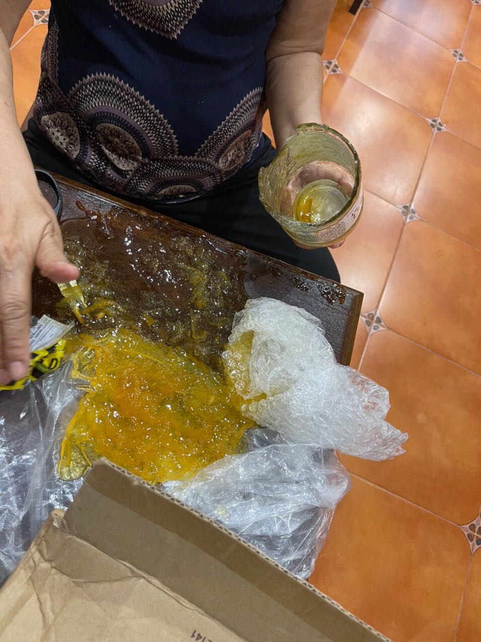 Rất tệ! Đóng gói quá cẩu thả! Chỉ bọc qua và viết hàng dễ võ! Tôi đã cẩn thận dùng kéo và dao vừa nhâc phía đầu trên chai mật ong ra thì mật ong trào ra bàn chảy lên láng ra đất( vỡ vụn phần đáy)
Và … như vạy chai mất ong k dùng được tí nàocác hãng khác về chai lọ thuỷ tinh đóng gói rats cẩn thận ( hộp bìa , xốp… chèn rats đàng hoang)
Đề nghị TiKi xem lại cách đóng gói của shop và có phương án đền bù cho khách hàng