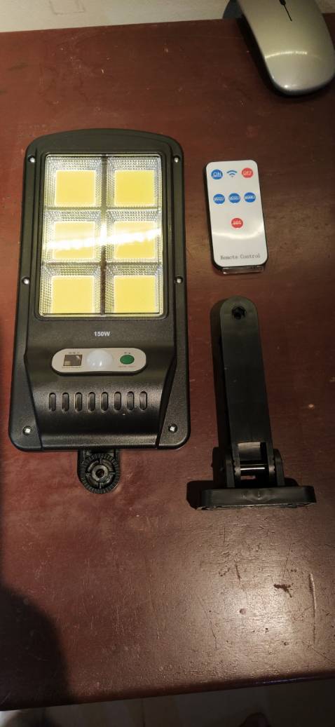 Đặt 2 đèn pha năng lượng mặt trời 60W thì lại giao 2 sản phẩm khác giá trị chỉ tương đương 1/3. Đã yêu cầu đổi trả hàng từ ngày 31 tháng 10, nhưng đến giờ này vẫn chưa có kết quá. (hình đính kèm là sp đã nhận được)
Đèn đã đặt: 
Đèn pha năng lượng mặt trời Solar Light 60W
12 giờ Solar Panel: 15W/6V Khung Nhôm Pin LiFePO4: 3.2V 15000MA Kích thước đèn: 245 x 225 x 82mm Kích thước solar: 420 x 370 x 18mm Số bóng LED: 88, 2835 SMD Phạm vi sáng: 60m2 Chiều dài dây: 5m. Có remote, cảm biến tự động sáng tối. Trọng lượng: 4,1kg Chuẩn chống nước IP67.