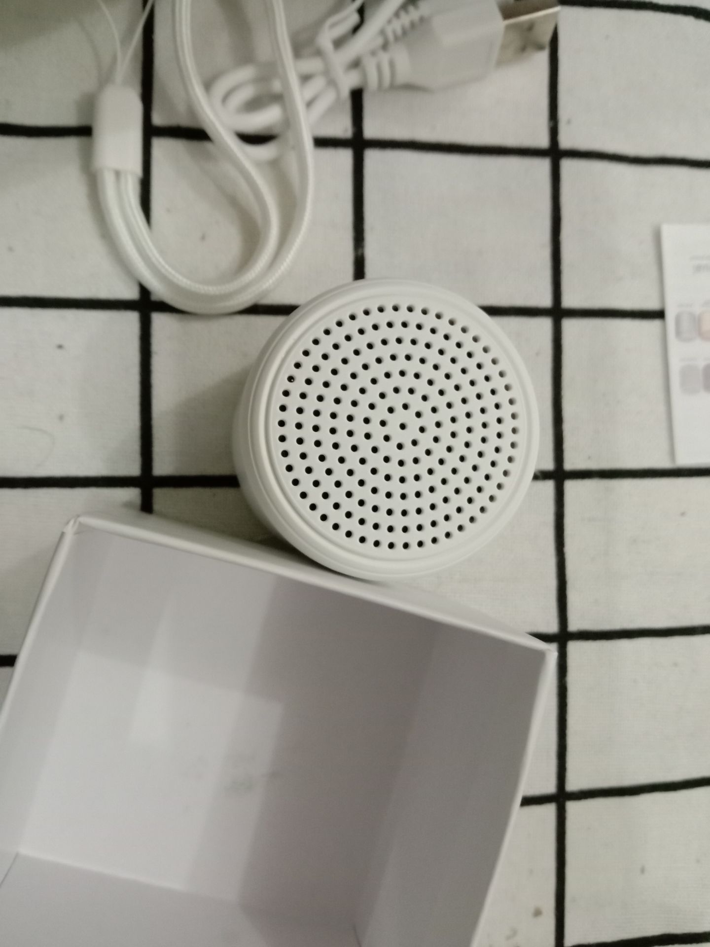 giao hàng nhanh. dê sử dụng.cảm nhận đầu tiên là loa quá đẹp. còn về âm thanh thì mỗi người một cảm nhận với mình cũng ko có chuyên môn nên ko dám đánh giá nhiều.