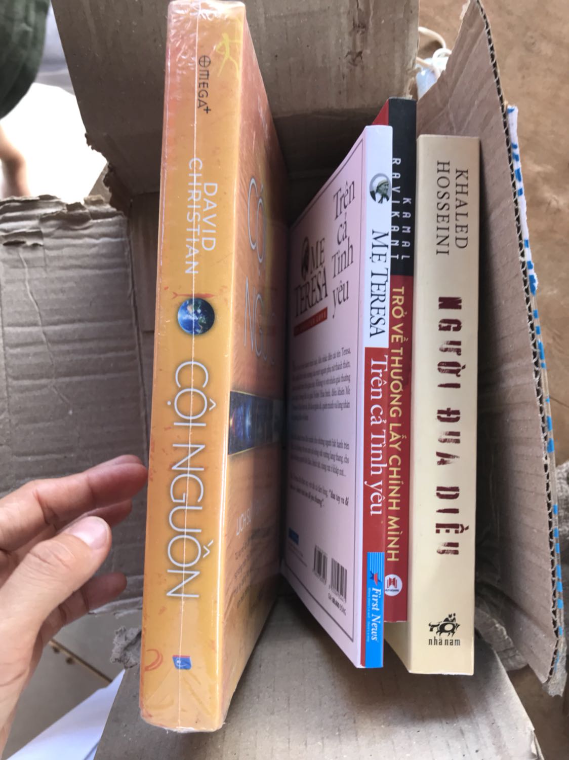 Chưa đọc nhưng sách cũ bụi quá shop. Nên lau qua rồi hãy giao . Gãy góc vậy nên sale là đúng rồi.