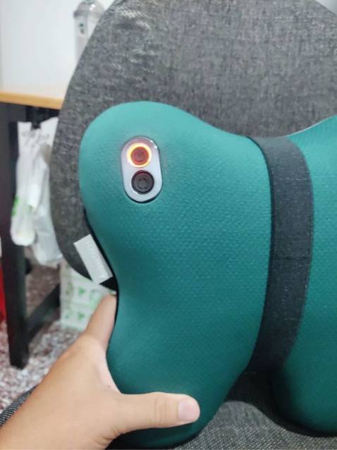 Máy chạy êm lực mát xa mạnh, thiết kế này, khi dùng dễ để lên ghế với nằm lên cũng dễ hơn. Ai bị đau lưng với đau vai gáy thì mua em nhà là thích hợp. Nhiệt hồng ngoại ấm ấm nhẹ kết hợp với mát xa hơi bị êm nha. Chốt.