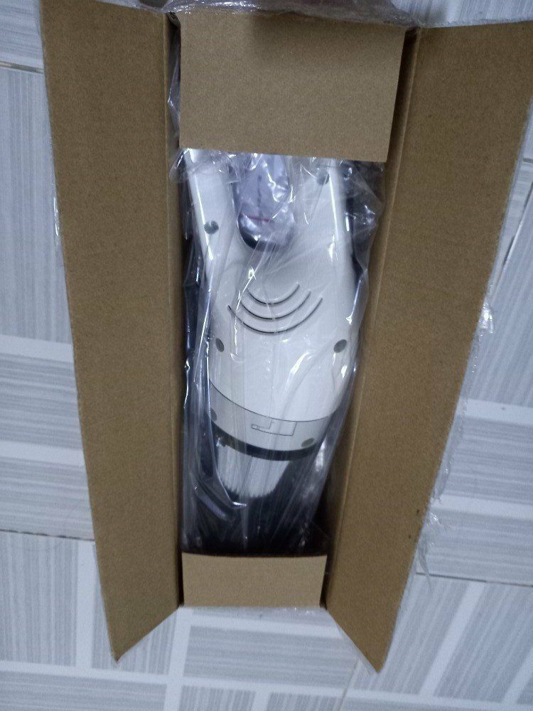 Quá tuyệt vời!. Máy có lực hút mạnh, sử dụng đa năng, mình hút tại phòng mà được không biết bao nhiêu là bụi bẩn, hút được cả chăn, đệm nên cảm thấy rất sạch sẽ yên tâm tốt cho sức khỏe bản thân mình. Máy tiện dụng ở chỗ hút được bụi lớn, bụi mịn sạch sẽ mà chổi chít không bao giờ làm sạch được, chổi thì quét chỗ này bụi bẩn và tóc lại bay chỗ khác. Mình rất khó tính khi mua hàng online, nhưng khi mua tại shop Chính hãng OFFICIAL thấy hàng hóa rất yên tâm nên từ khi dùng con này tôi rất là khoái. Hơn nữa, máy có trọng lượng nhẹ giúp giảm tải sức lao động, nhất là cho phụ nữ. Tóm lại là tôi Cực kỳ hài lòng nên cho shop 5 Sao nha.