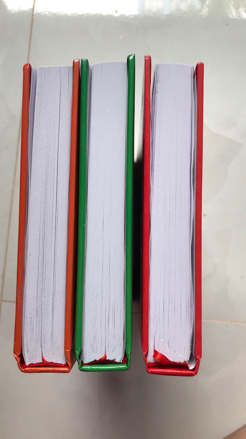 Bìa cứng nhưng lỏng lẻo, cầm sách mà cứ lạo xạo..giấy trắng mà mỏng te chử in thấu qua trang kia nhìn rất đau mắt.. Tuy mua ở giá sale nhưng mình thật sự không hài lòng.. Về phần tiki thì giao hàng quá chuẩn rồi.. không cần bàn nữa..