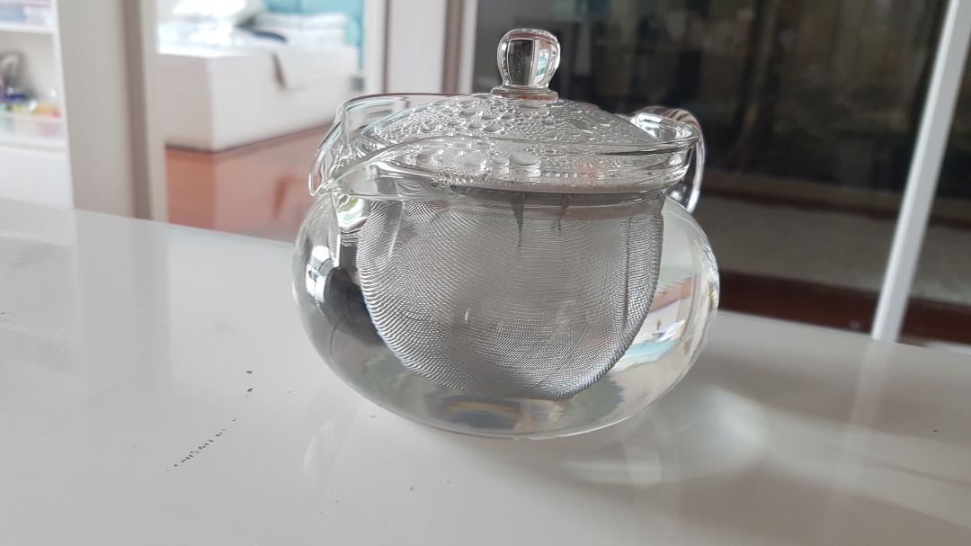 Bình đẹp, dễ thương. 
Rất nhẹ, thủy tinh mỏng vừa ko dày ko quá mỏng nhưng dày hơn sẽ chắc bền hơn.
Dễ rót, ko bị đổ. Bình đẹp, dễ thương. 
Rất nhẹ, thủy tinh mỏng vừa ko dày ko quá mỏng nhưng dày hơn sẽ chắc bền hơn.
Dễ rót, ko bị đổ.