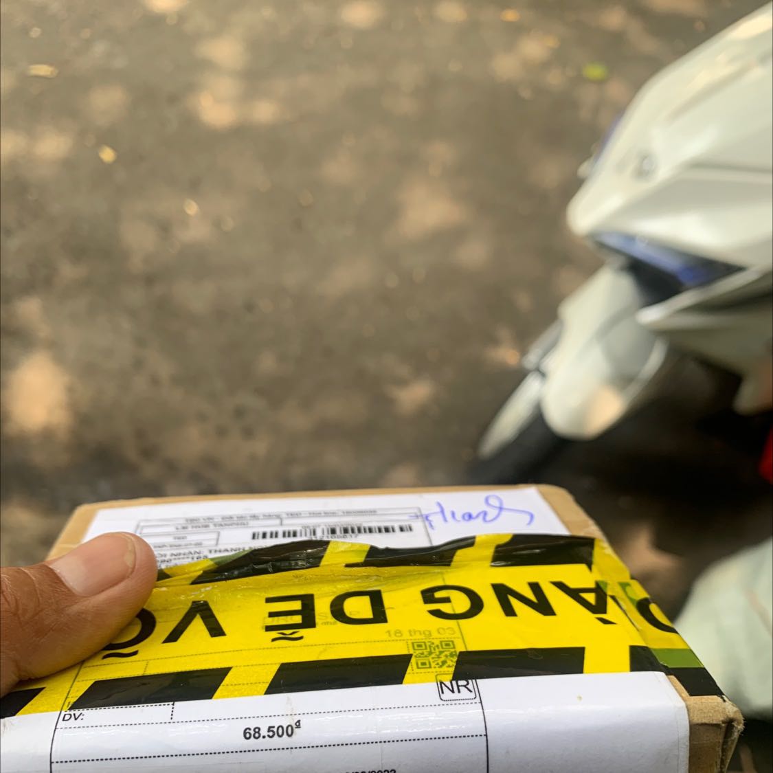 Sao lại giao cái hộp không