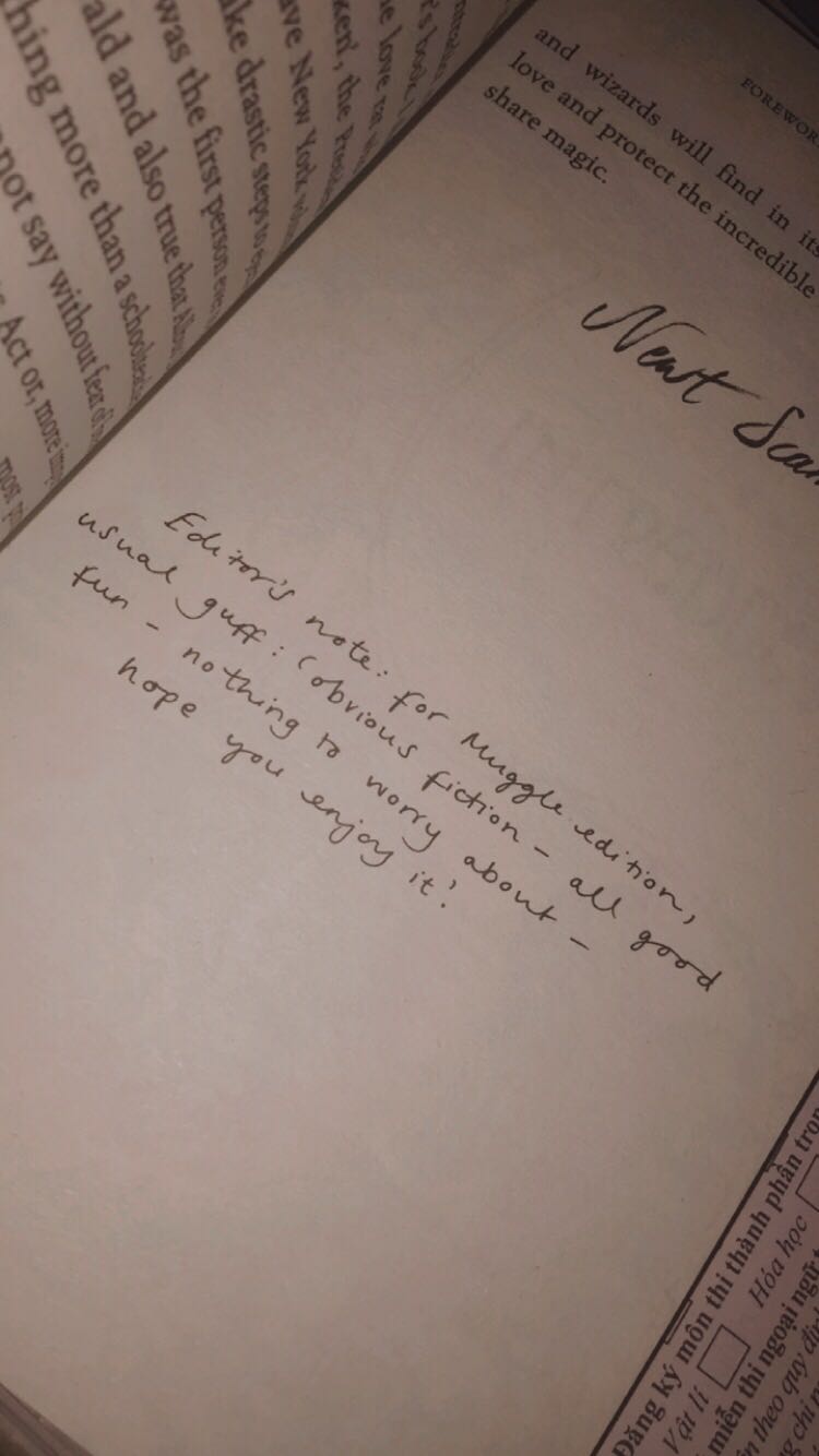 Tiki giao đúng ngày
Sách đẹp, bìa nổi sờ thích lắm, trình bày rõ ràng
Nội dung thì khỏi bàn rồi, vẫn thú dzị như bộ truyện HP, ở cuối có phần trắc nghiệm xem các bạn có hợp với nghề Magizoologist như Newt Scamander không đó nha =))