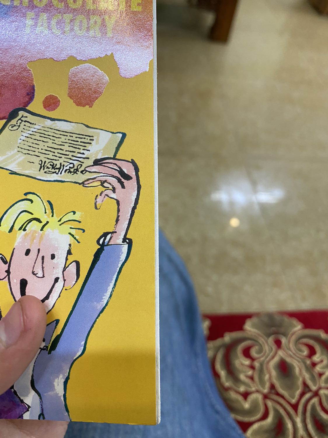 Mình khá hài lòng với sp lần này. Có 1 vài chỗ mình ko ưng lắm là bìa sách đóng lệch hẳn + bị vết đen đen mà giống vết cháy + rách 1 tí tị tì tí tầm 1mm2 :)))
Còn lại thì bên trong có các hình ảnh minh họa đẹp lắm, truyện rất ok?❤️