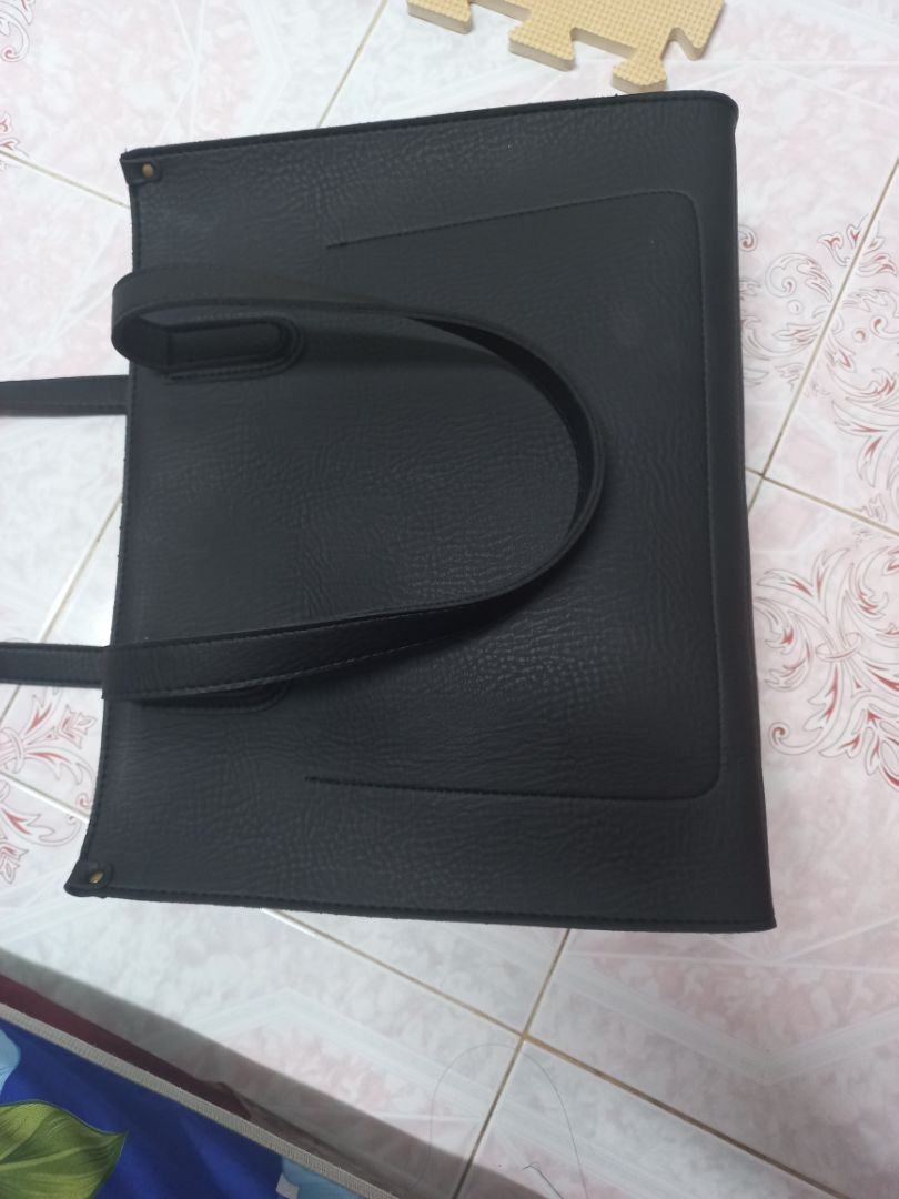 một thiết kế mộc. túi đứng form. không mềm rũ mất dáng. da tổng hợp dày. bên trong là vải nỉ dày. nhưng các cạnh của viền túi và cả dây quai không được bôi keo trơn nên khi xách túi sẽ có cảm giác không mềm mại ở dây quai. có lẽ vì đây là thiết kế theo phong cách simple. đóng gói chuyên nghiệp. giao hàng rất nhanh.