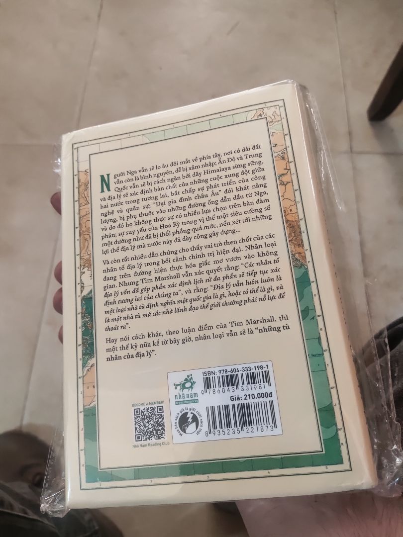 về chất lượng đóng gói hàng khá kém, sách đóng gói sơ sài và bị móp mép sách.
chất lượng bản in tốt, chất liệu giấy in nhẹ và không bị loá khi đọc.
Nội dung sách khá hấp dẫn. Khởi đầu từ yếu tố địa lý tác giả đã mang đến nhưng cái nhìn sâu sắc về địa chính trị của từng khu vực, từng quốc gia lớn trên thế giới. Giải thích và dự báo cho căn nguyên về các xung đột địa chính trị, lợi ích kinh tế của các cường quốc. Nói về tính vĩ mô thì sách mang đến một cái nhìn sâu sắc và tương đối đa chiều, xét trên góc độ vi mô sách cũng giúp ích cho người đọc thông qua đánh giá tình hình thế giới và khu vực kết hợp với các thông tin sẵn có  để làm cơ sở cho các quyết định đầu tư, mở rộng sản xuất, tìm kiếm thị trường....cho doanh nghiệp, hay đơn giản chỉ là quyết định đi du lịch của một cá nhân bất kỳ.
Đây là một cuốn sách đáng đọc.