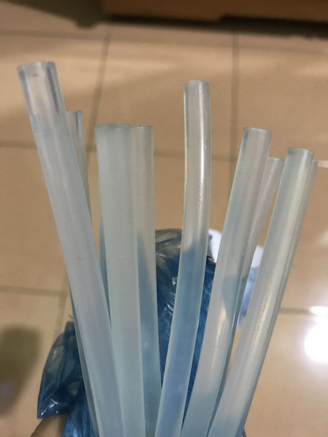 Rõ ràng mình đọc kỹ về sản phẩm, ghi cây lốc lớn, đường kính 1cm. Vậy mà khi giao hàng thì lại là cây keo nhỏ, nên không thể chấp nhận được!