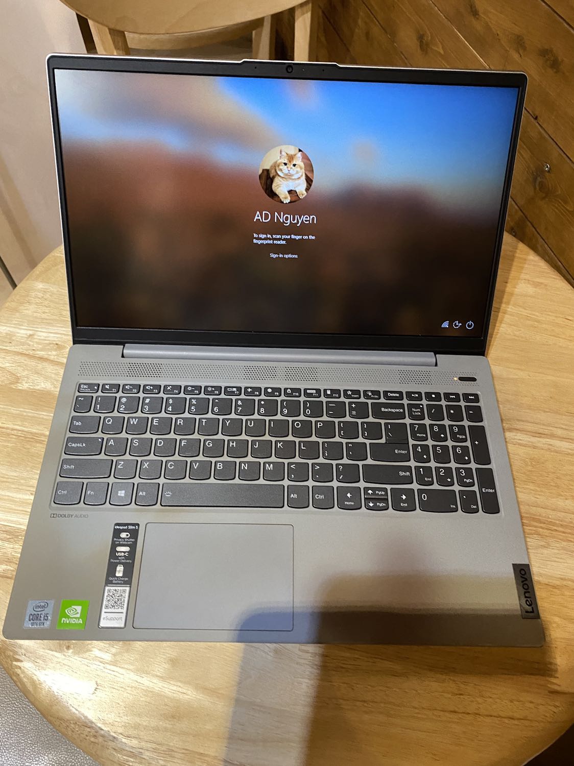 Xài tốt lap kê cao đỡ mỏi tay dán ko biết mốt bóc ra sao. Còn dư 2 miếng dán nhỏ là dán ở gần touchpad cho đỡ trượt nha