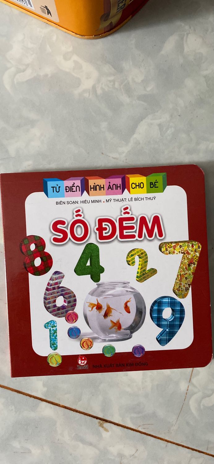 Sách vừa tầm tay bé tuy bé chưa dùng được!