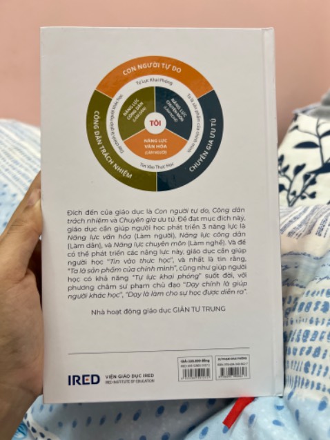 Có dịp biết đến nhà hoạt động giáo dục Giản Tư Trung qua Vietcetera và thực sự thích cách thầy truyền đạt tư tưởng giáo dục đến người nghe đúng là dễ hiểu và cô đọng. Hãy đọc và cảm nhận cuốn sách dành cho tất cả những ai đang quan tâm về giáo dục.
