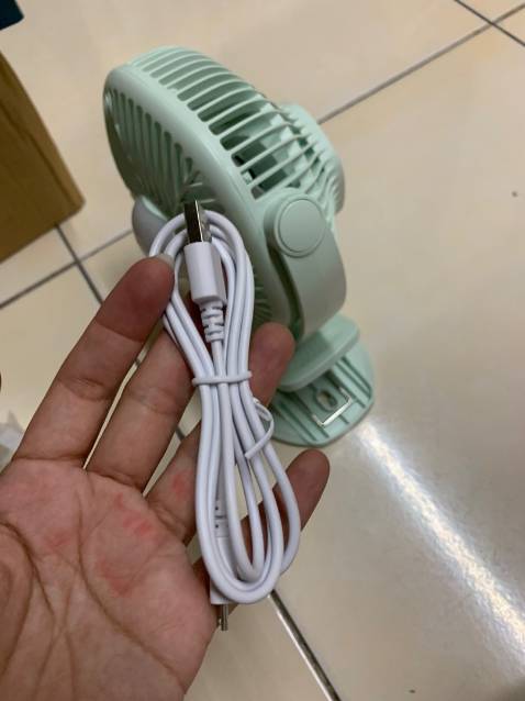 Quạt nhỏ gọn, đầu quạt xoay qua lại được, quạt có 3 nấc mát, đèn cũng có 3 nấc sáng khác nhau, hàng chuẩn chất lượng tốt