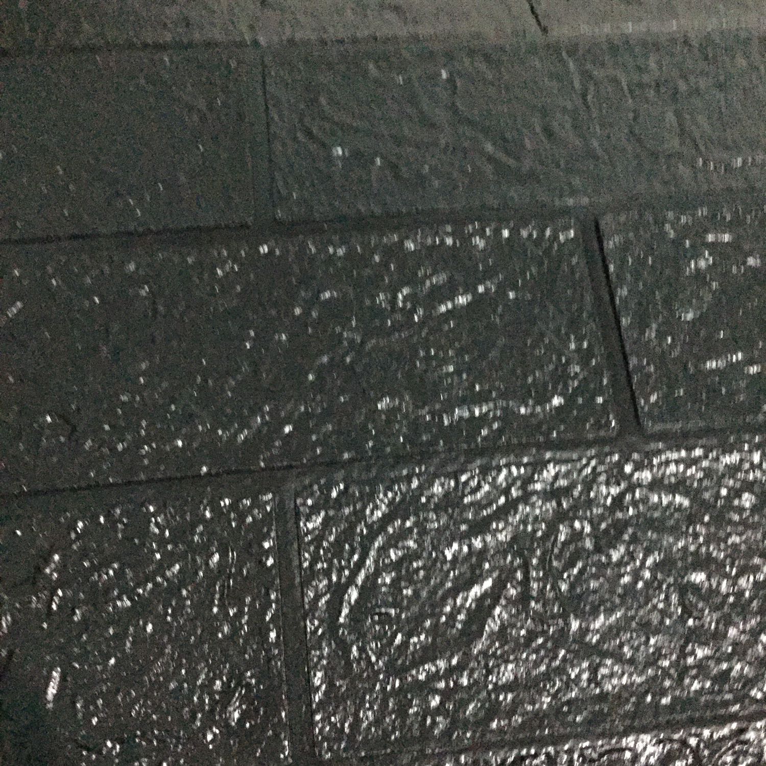 Mình đã thử mua 2 chỗ khác nhau trên tiki nhưng hàng thì giống y nhau 100%, mình k quá ngạc nhiên vs miếng dán khi mang về vì nếu mua ở ngoài thì 1 miếng nv sẽ có giá 20k hoặc hơn thì sẽ dày dặn hơn nhiều so vs cái này, hàng thì đc bọc lại rất kỹ càng, keo gián cũng tốt nchung mình mua về chỉ để dán tường thôi nên sp này thì ok còn nếu dùng để bảo vệ cho trẻ e khi va vô tường thì nên mua ở ngoài sẽ dày và an toàn hơn ?