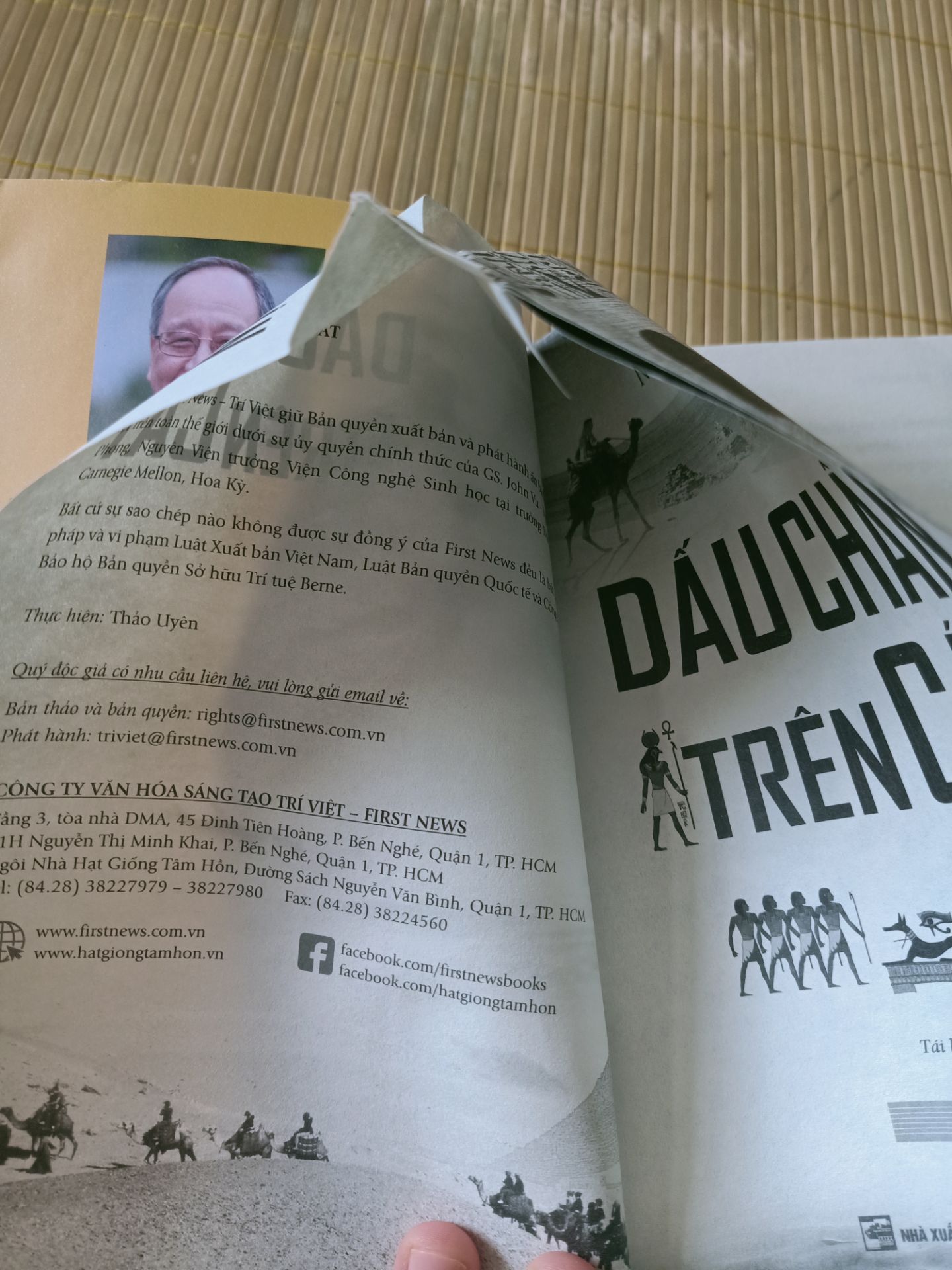 sách được in trên chất liệu giấy nhẹ nên mặc dù cuốn sách khá dày nhưng cầm rất nhẹ tay. tuy nhiên cuốn sách mình mua bị nhiều trang cắt lỗi, giấy vẫn dính vào nhau, và nhiều trang bị sờn mép sách có lẽ do vận chuyển.